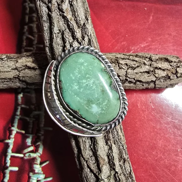 Elegant Silver and Green Stone Ring Size 7.75 - Picture 1 of 4